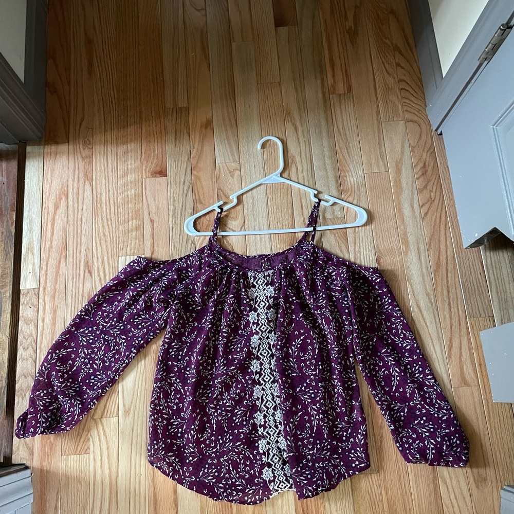 Very cute shirt for going out or holidays! It has a open shoulder portion.